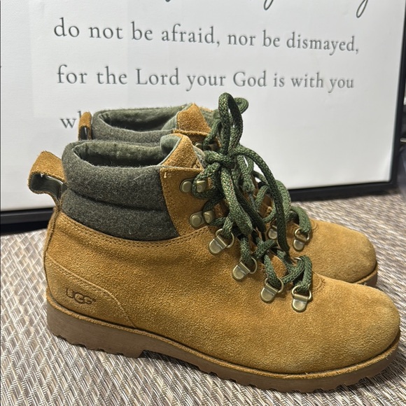 UGG Tan and Green Winter Boots with Sturdy Sole Women’s SZ 5 Box2 - Picture 2 of 7